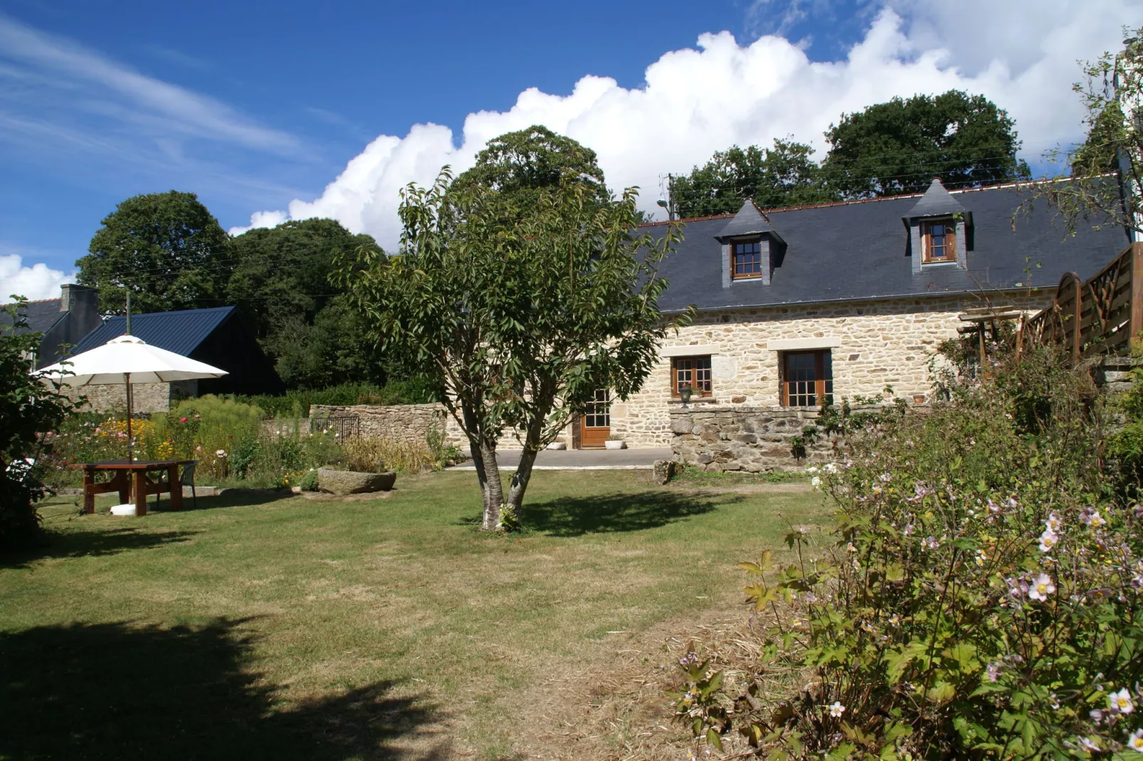 Maison de vacances Pont Croix-Gardens summer