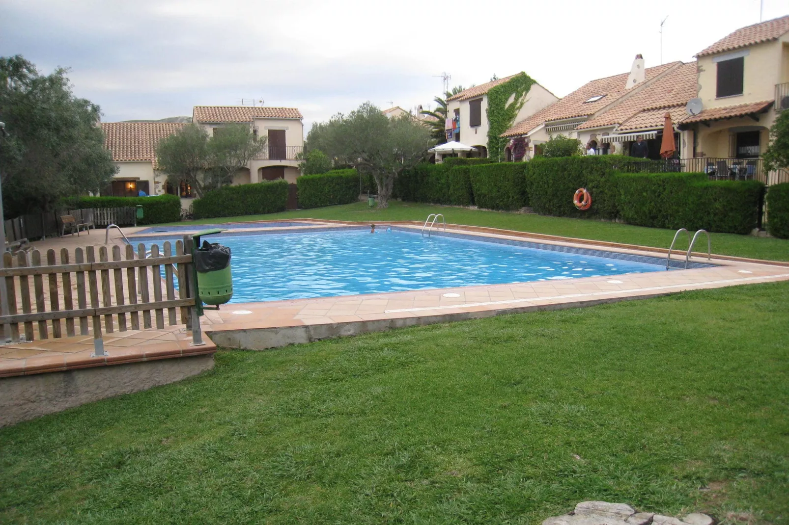Les Oliveres 32-Pool
