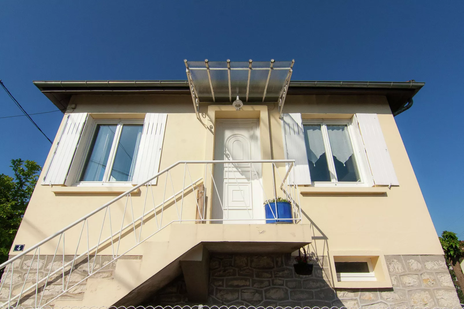 Malemort-Exterior summer