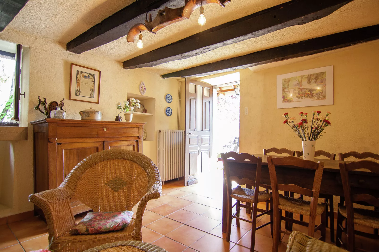 Les Deux Cabanons-Dining room