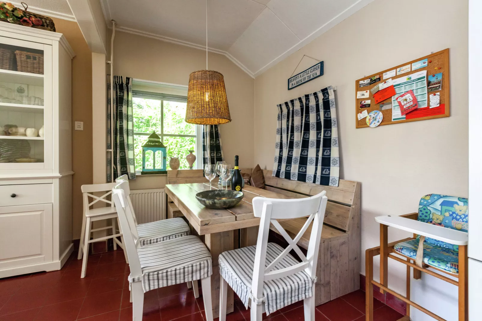 Zeeroos-Dining room