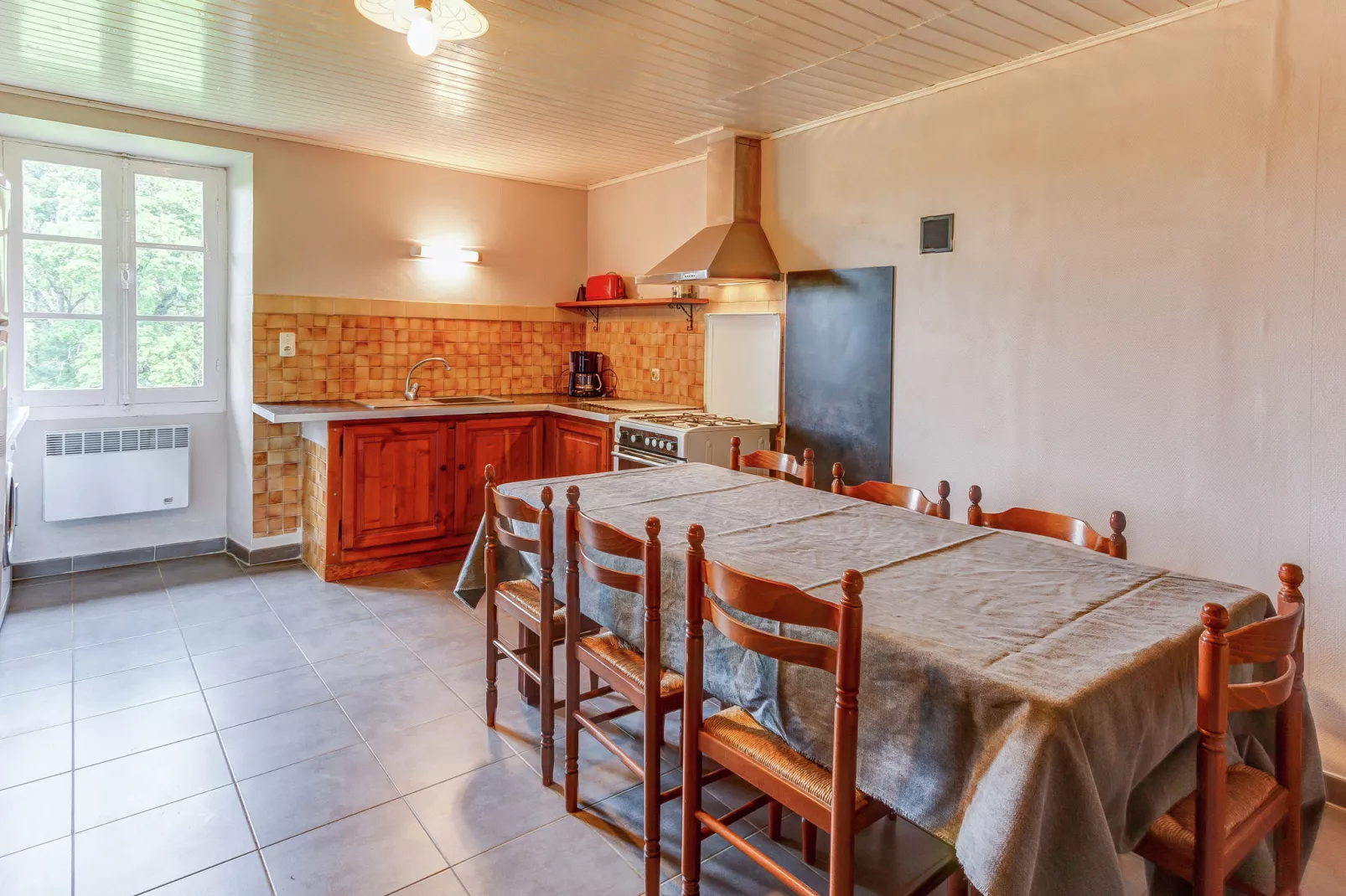 Maison de vacances Le Moulinal Haut-Dining room