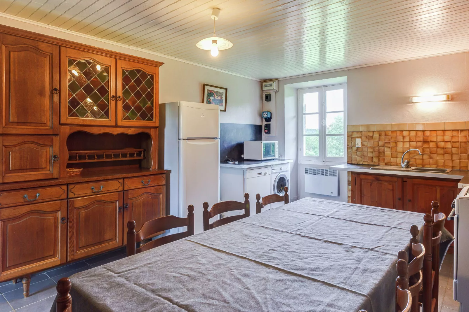 Maison de vacances Le Moulinal Haut-Dining room