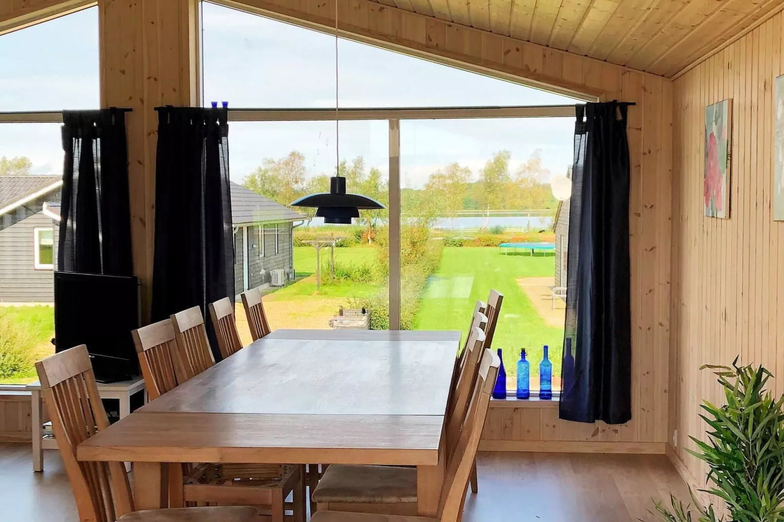 Scandinavian Lakeside Retreat-By Traum-Indoor