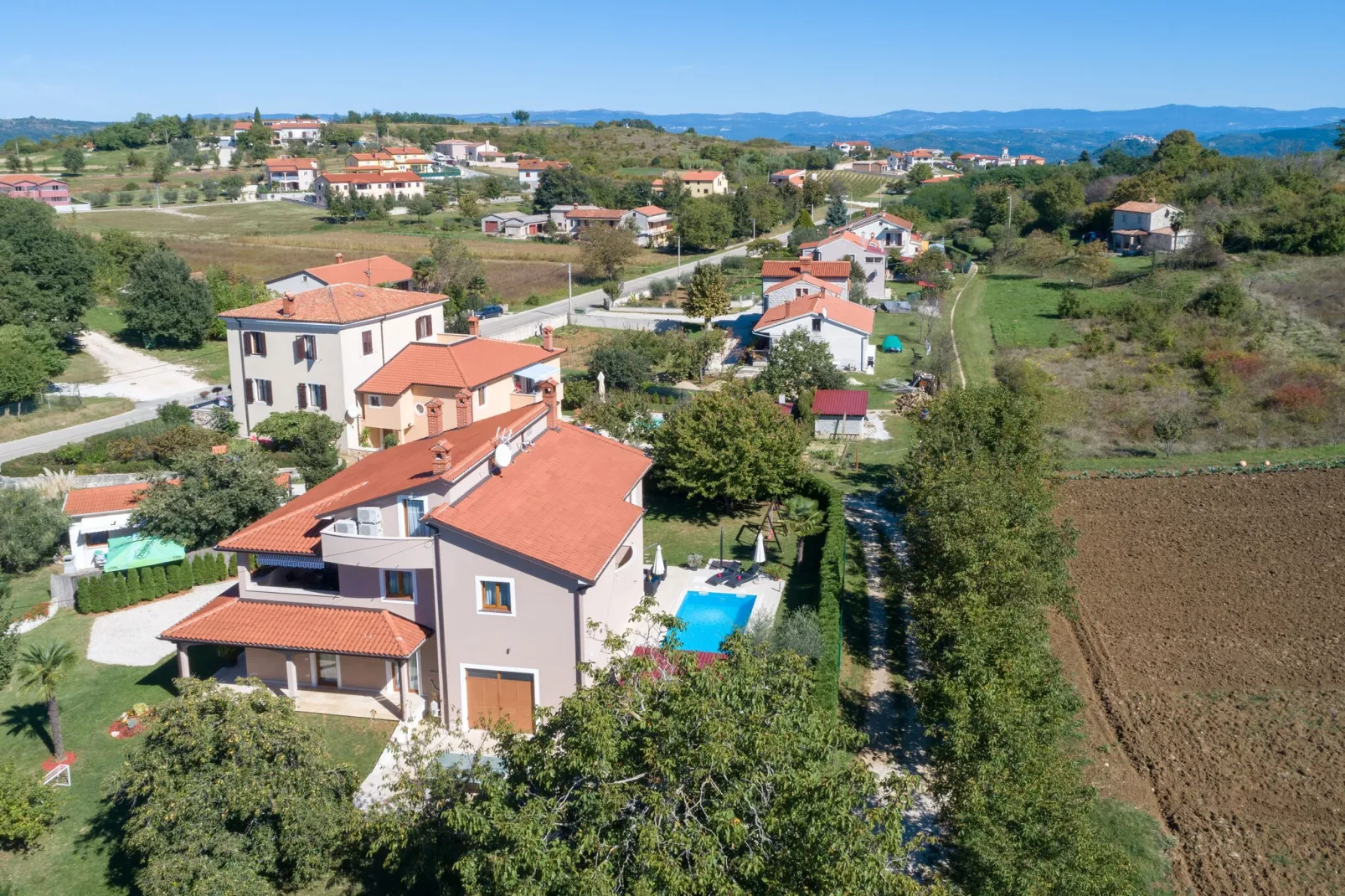 Villa Dani-Areas summer 1km