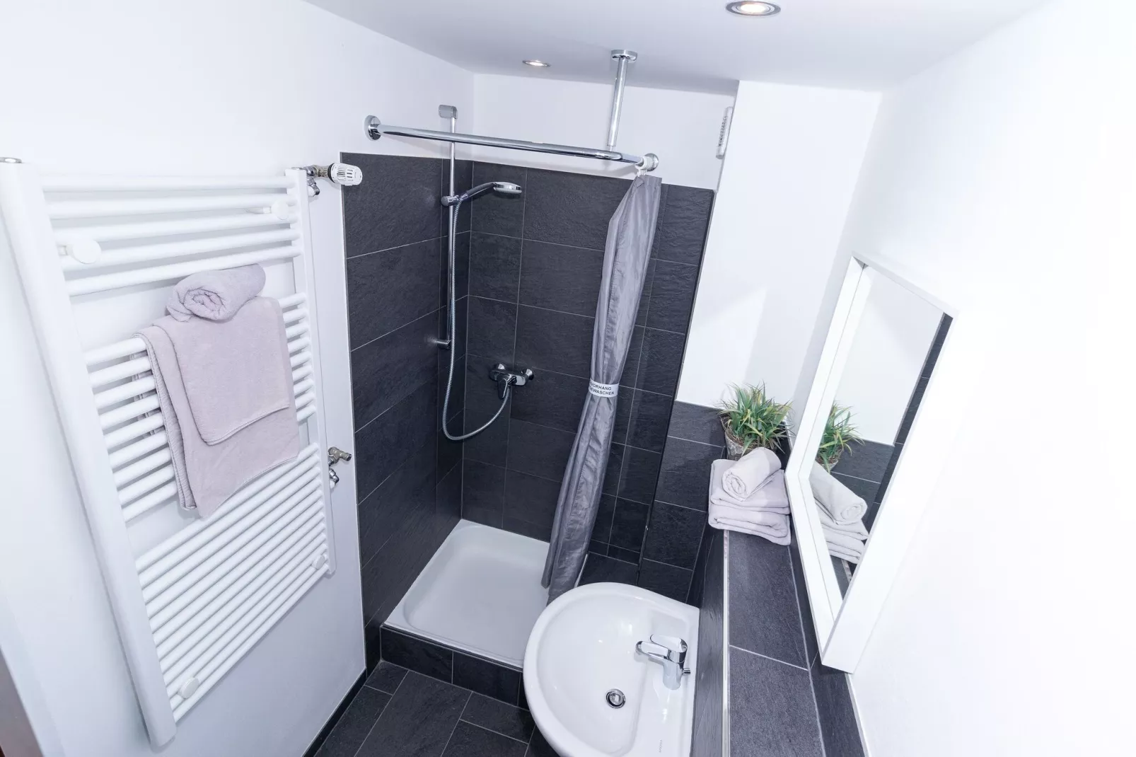 Fabryshof 01-Bathroom