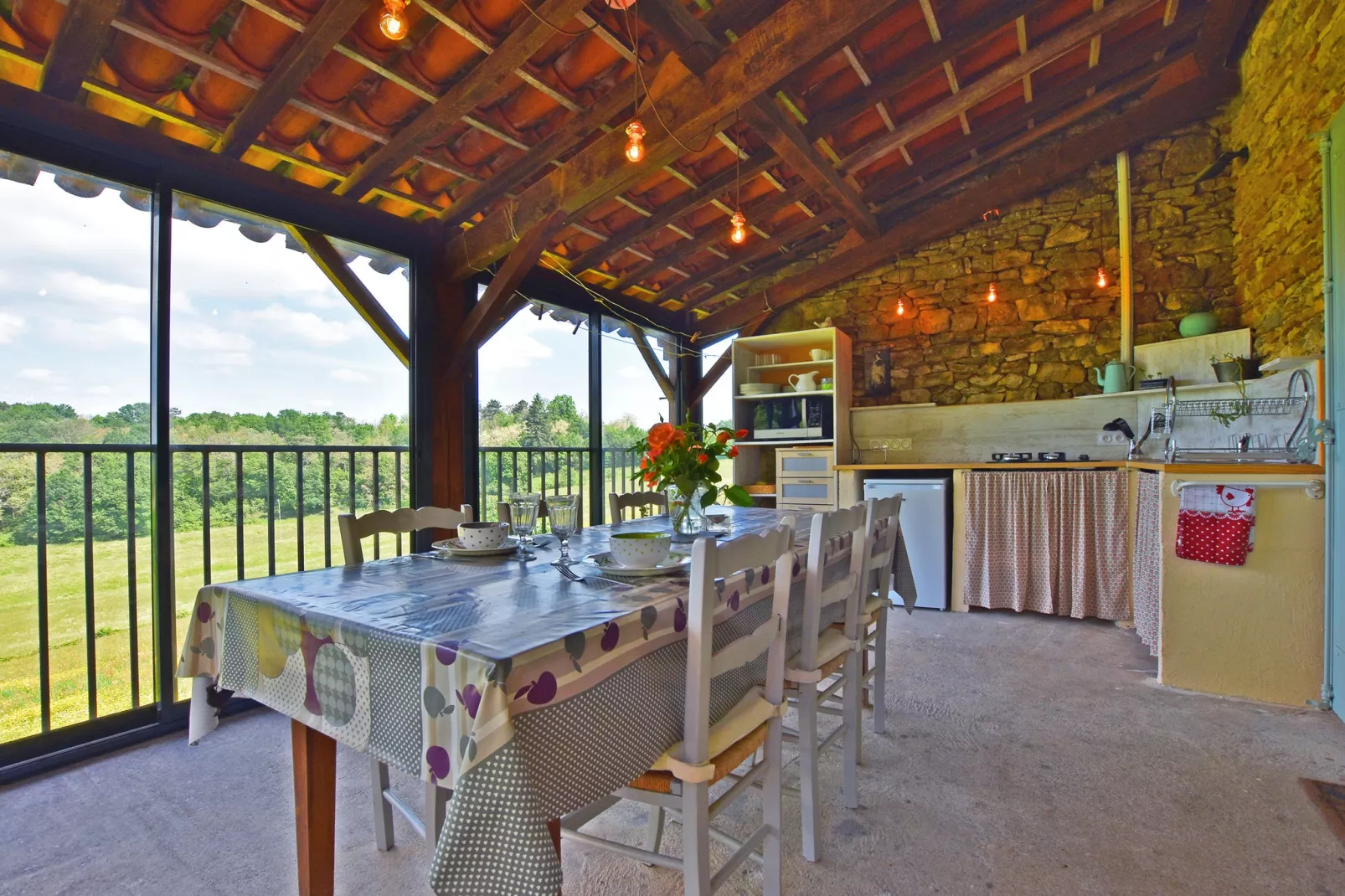 Maison au calme avec piscine-Dining room
