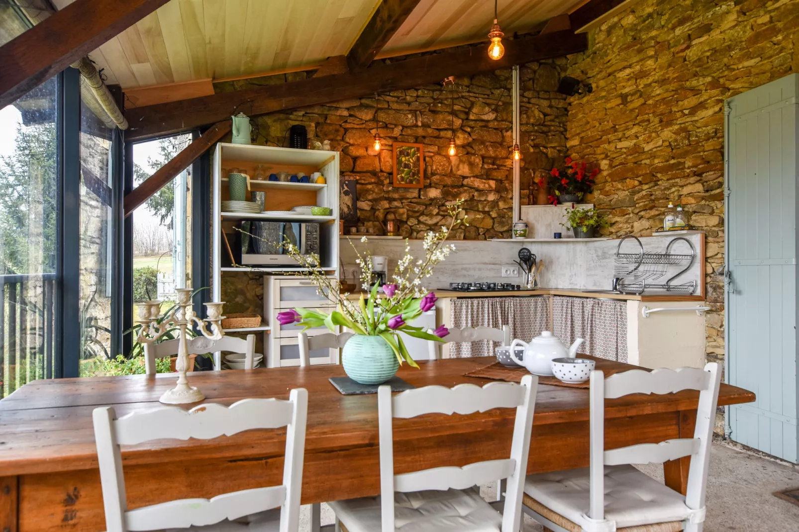 Maison au calme avec piscine-Dining room