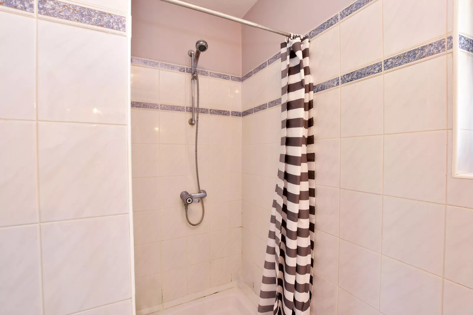 Maison au calme avec piscine-Bathroom