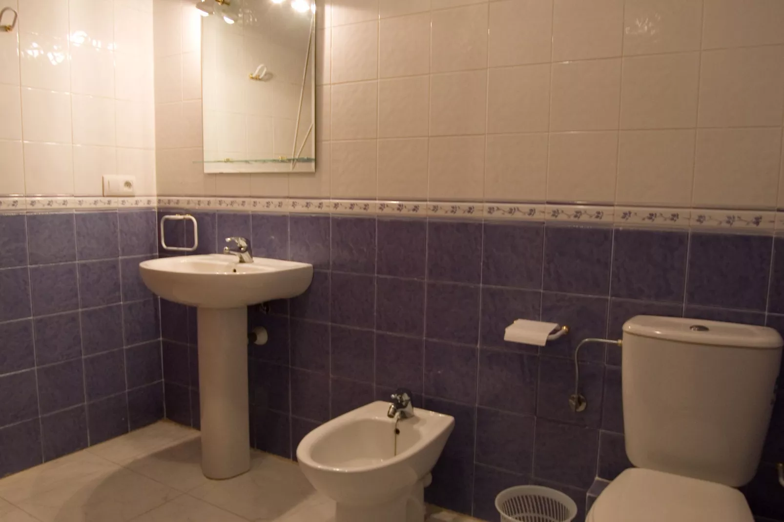 Comte de Empuries Apt  B-Bathroom