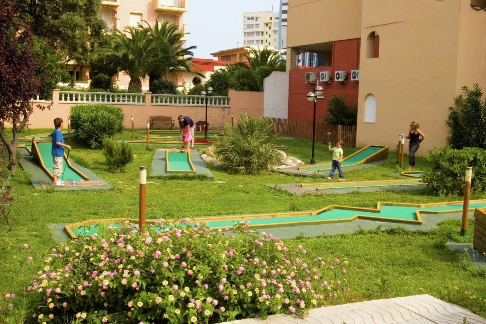 Comte de Empuries Apt  B-Facilities
