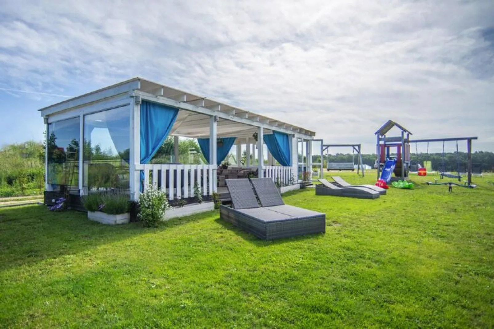 Domki STANDARD PLUS Rewal-Außenbereich Sommer
