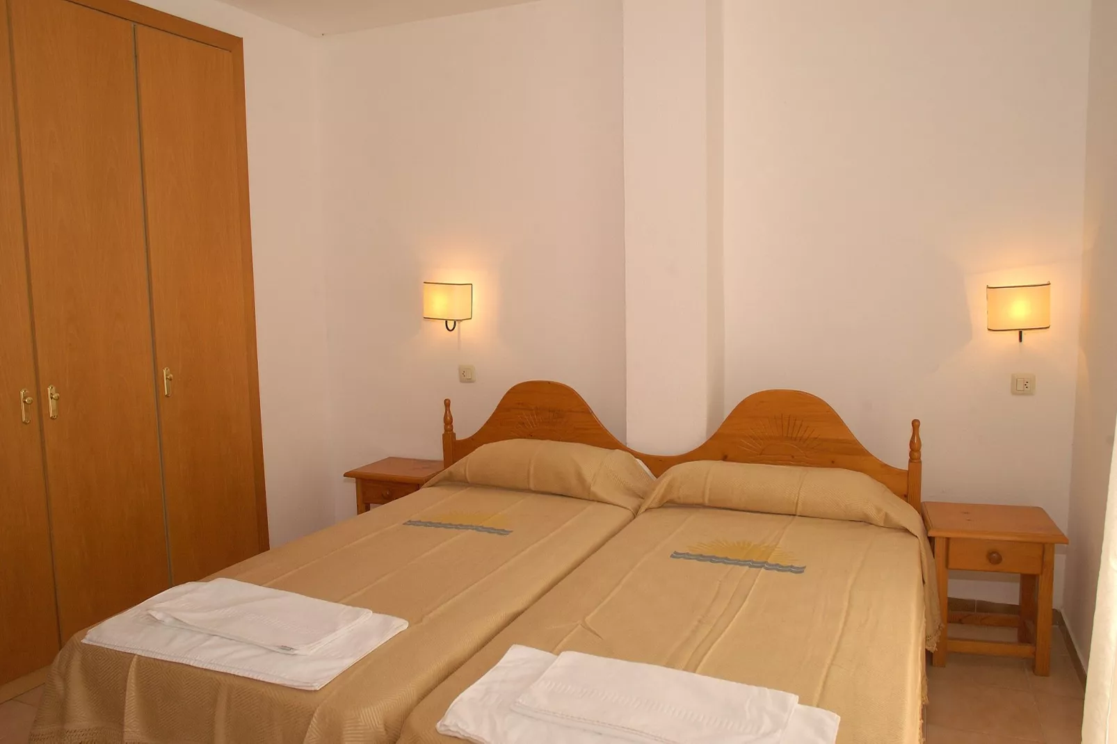 Comte de Empuries Apt  C-Bedroom