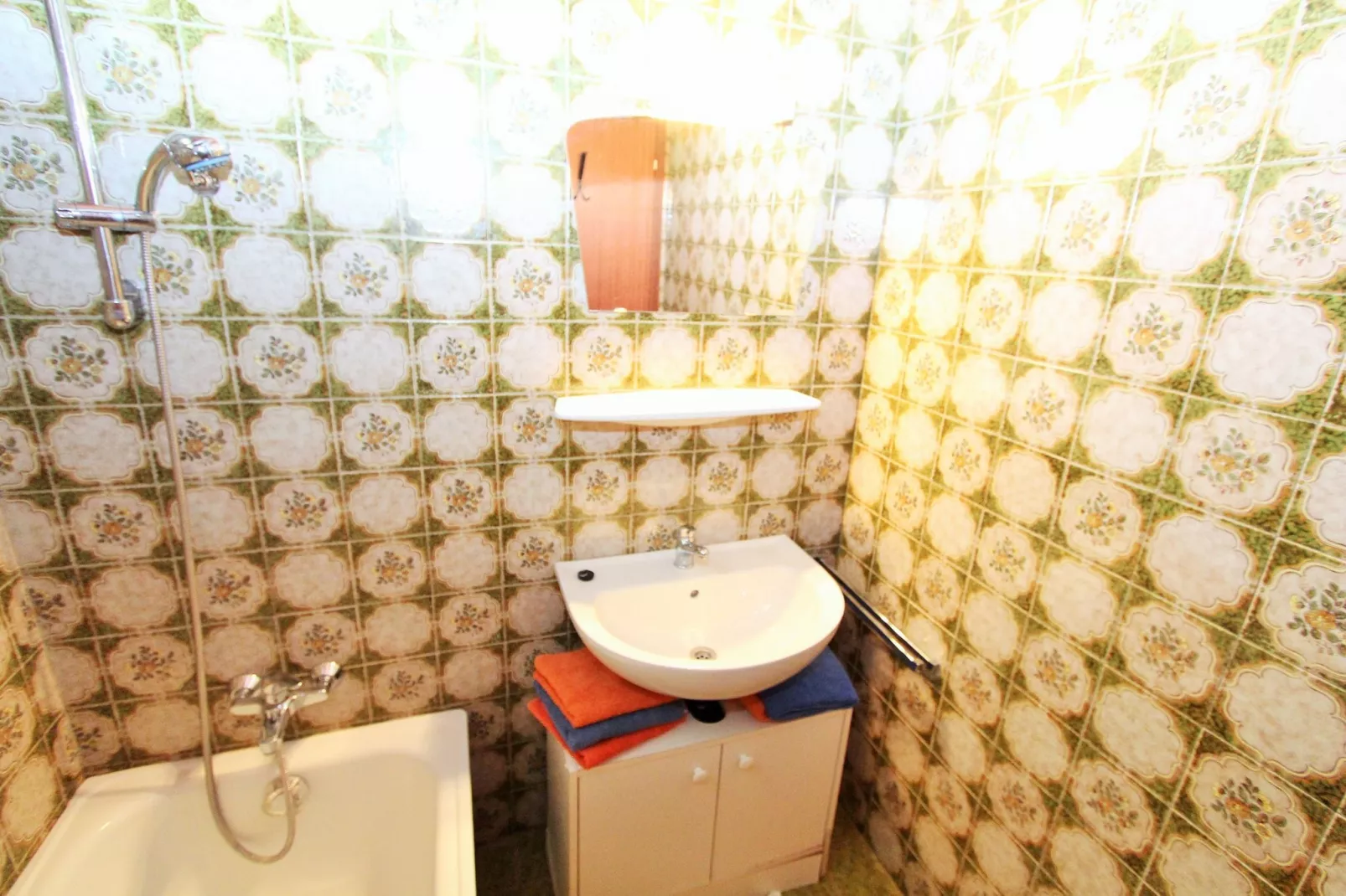 Haus Ella-Bathroom