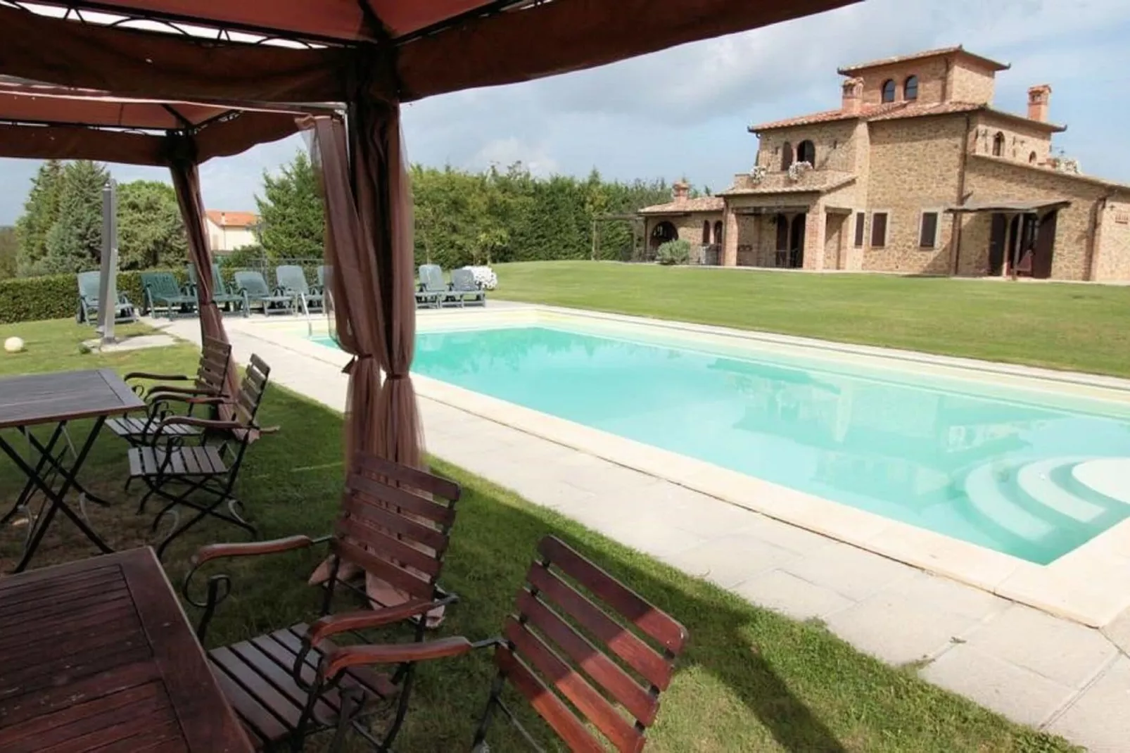 Luna Chiara-Pool