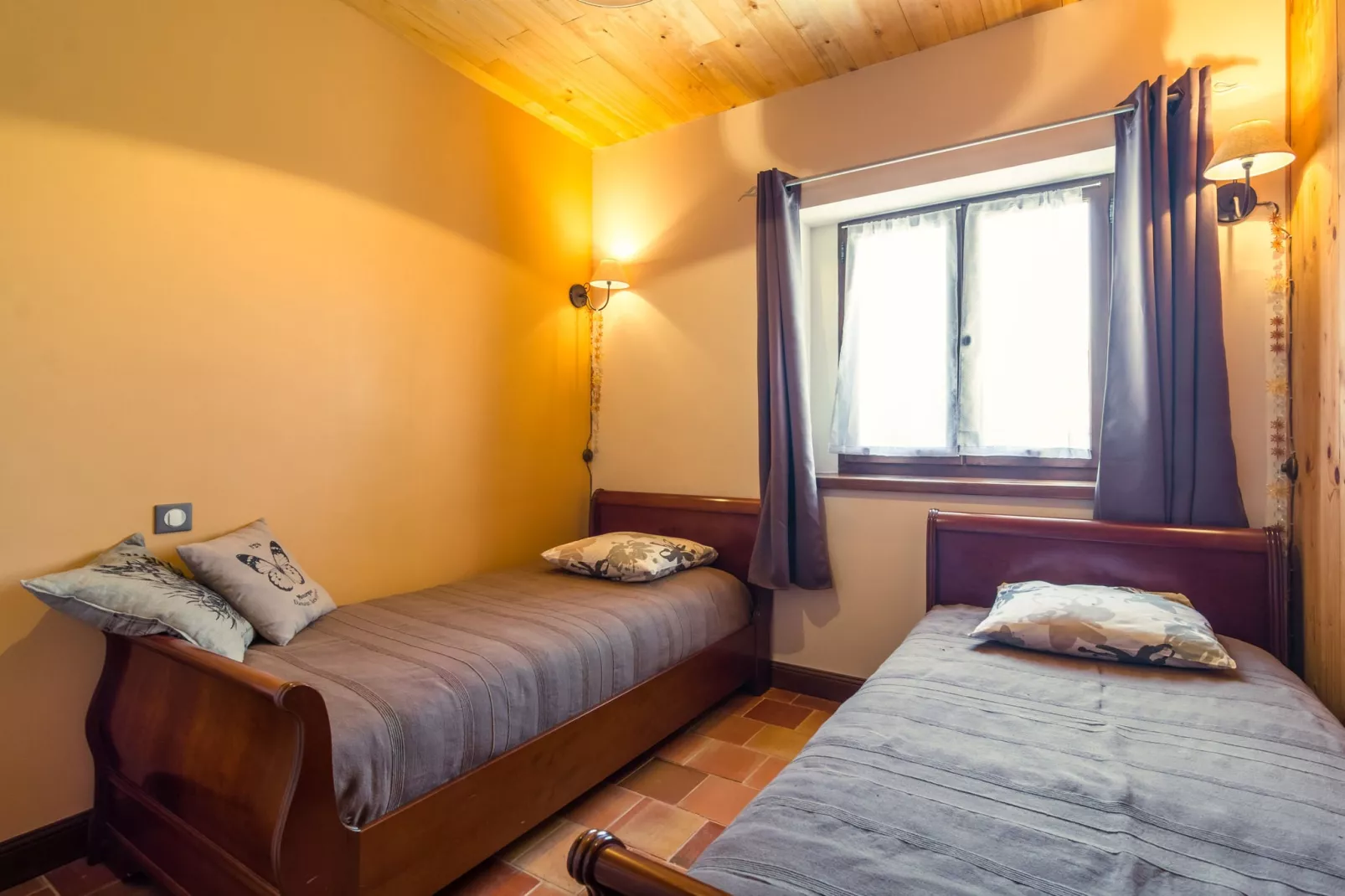 Maison de vacances Mazeyrolles 8p-Bedroom