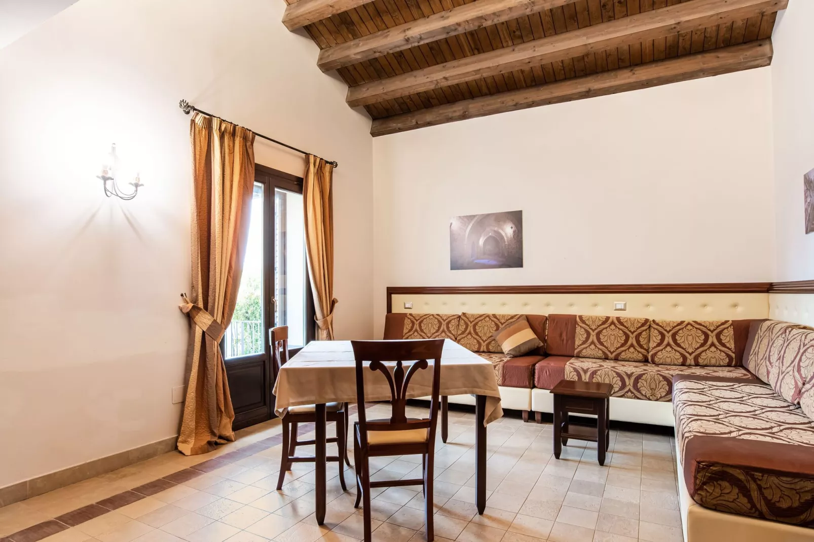 Bilo Badiula-Living room