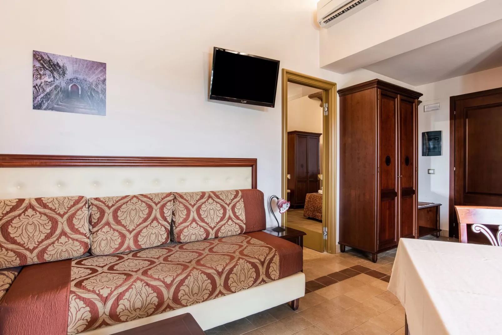 Bilo Badiula-Living room