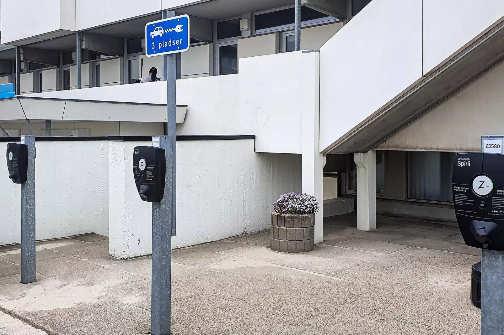 2 room Renovated, less good location-Outdoor