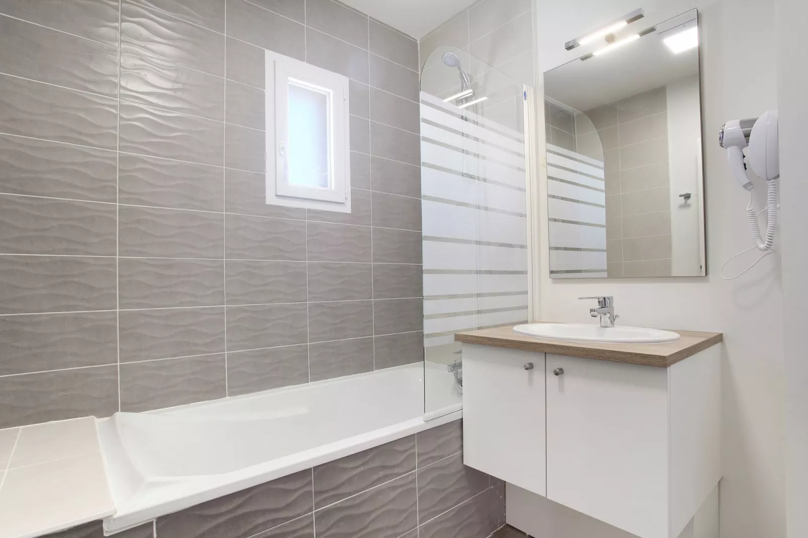 Fleur de Sel - Aigues Mortes 3-Bathroom