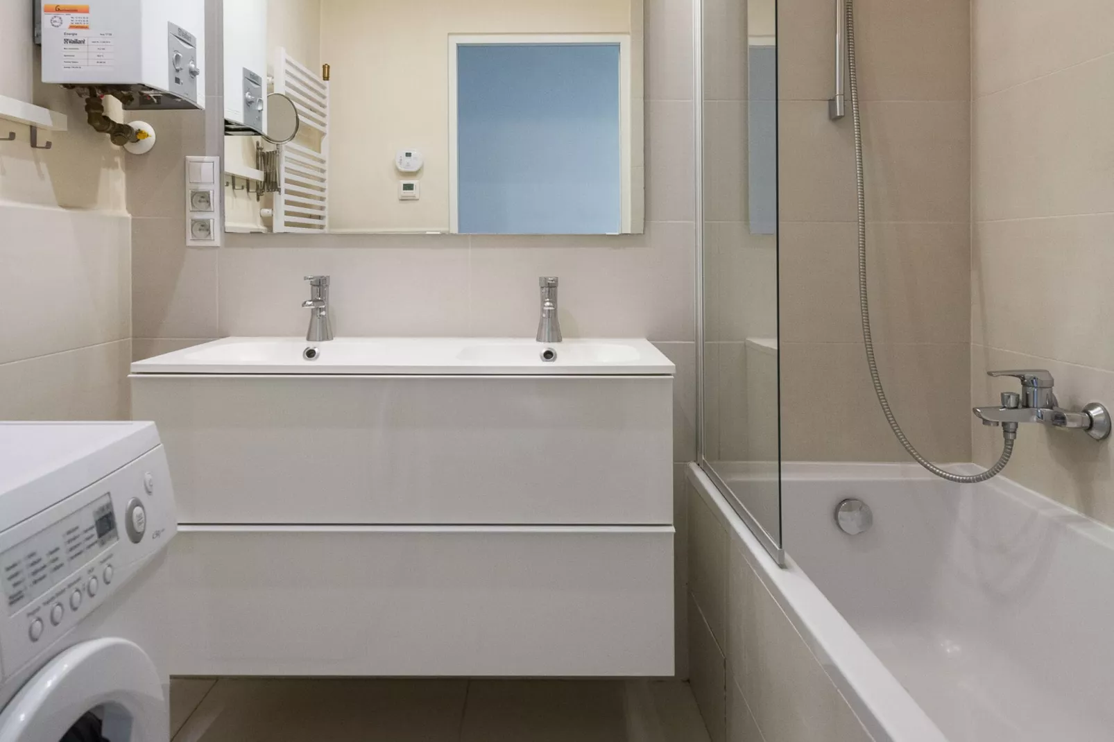 Rainbow apartment-Bathroom