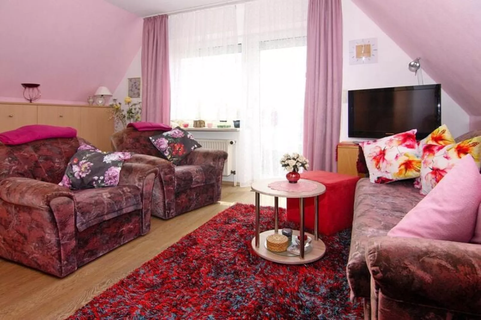 App 1 / 3 Raum App im EG 65 m²-Living room