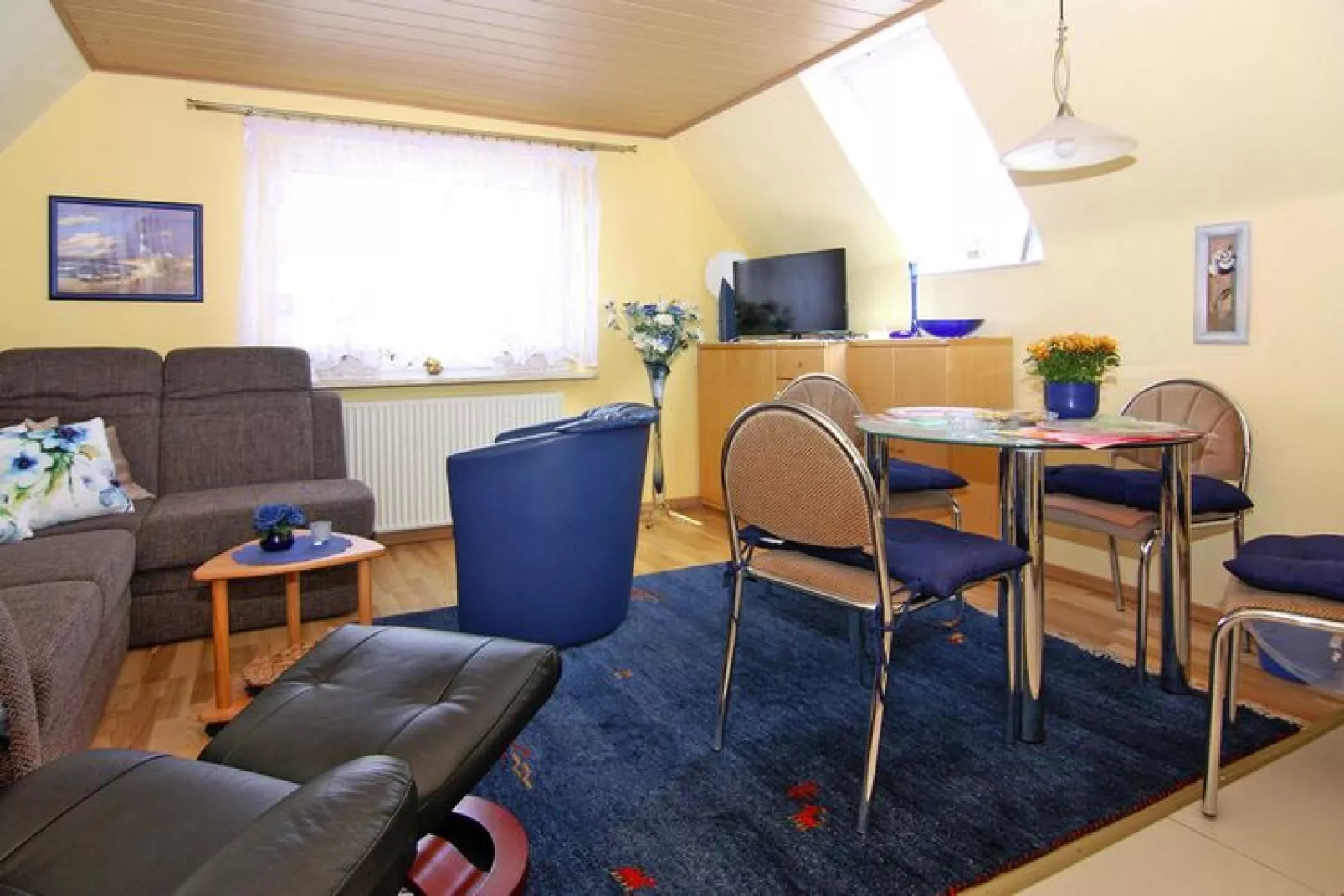 App 1 / 3 Raum App im EG 65 m²-Living room