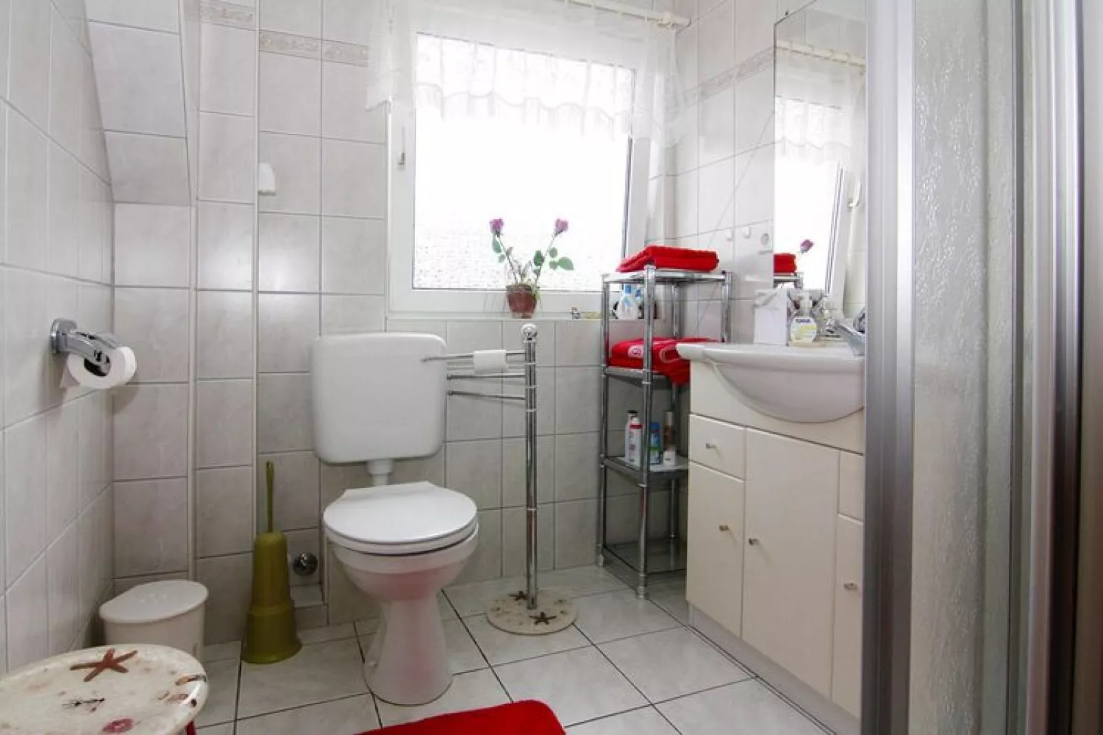 App 1 / 3 Raum App im EG 65 m²-Bathroom