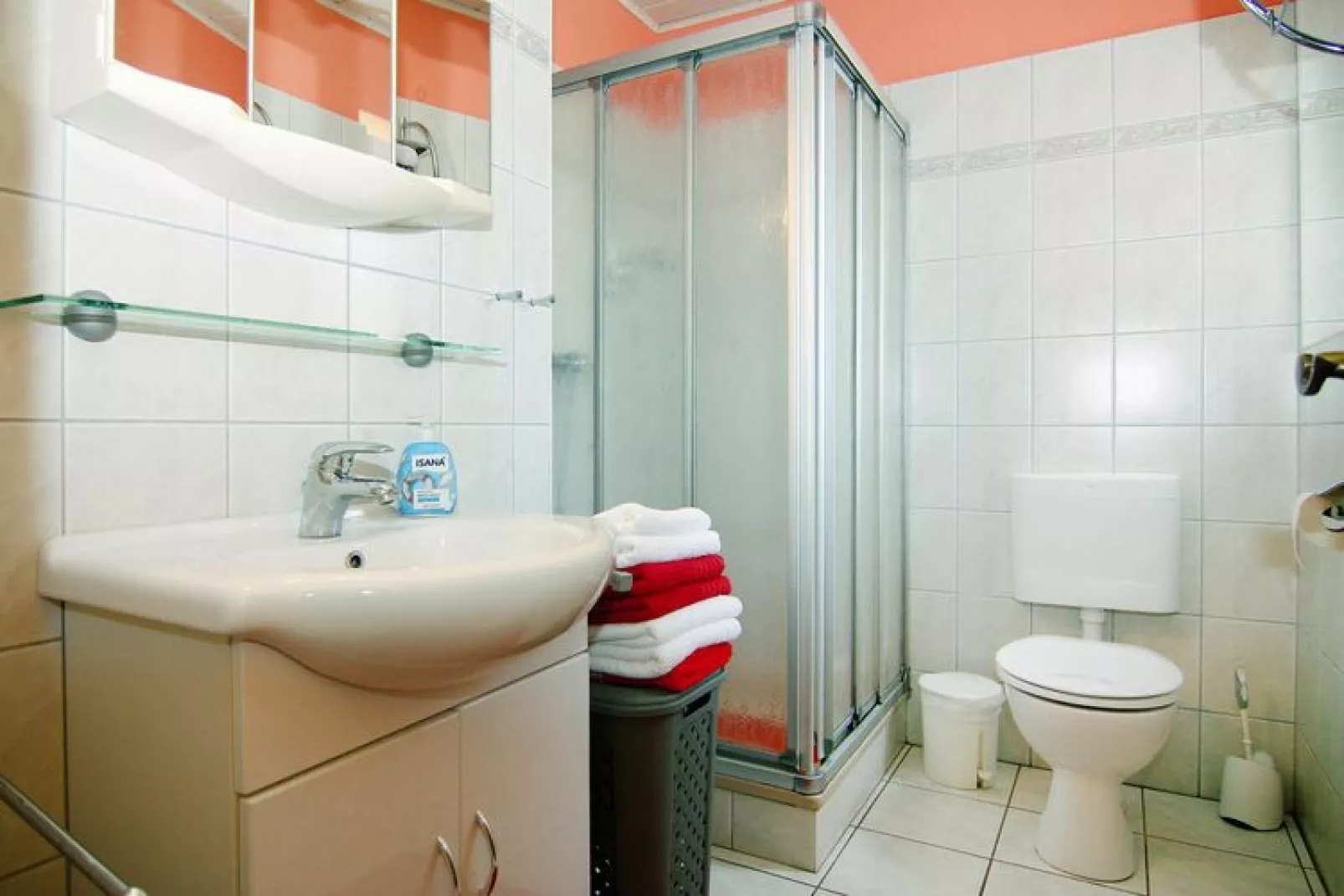 App 1 / 3 Raum App im EG 65 m²-Bathroom
