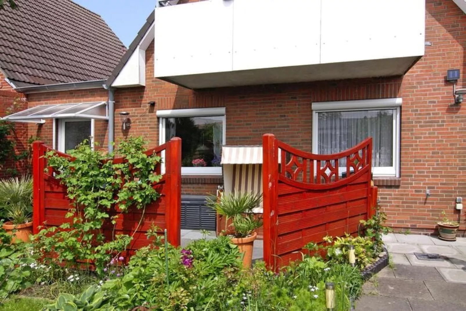 App 1 / 3 Raum App im EG 65 m²-Exterior summer