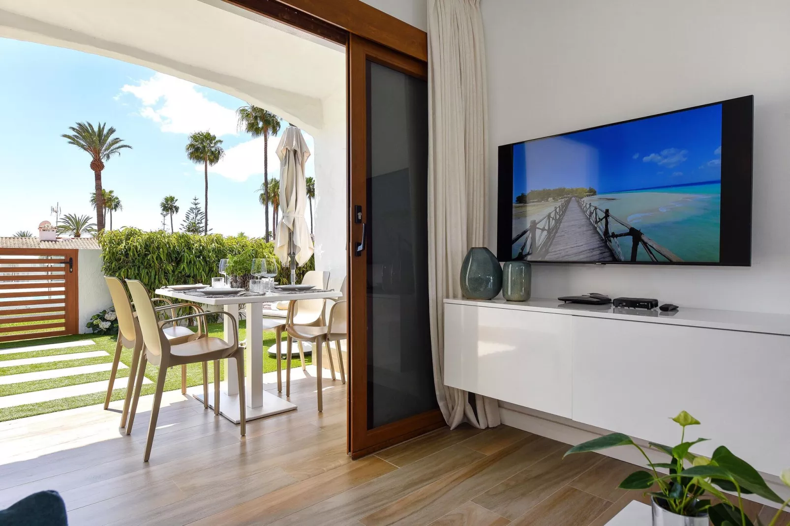 Santa Barbara EMC2-Living room