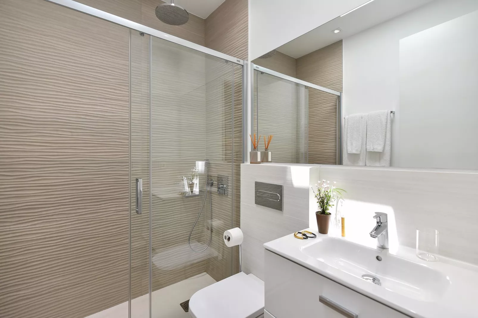 Santa Barbara EMC2-Bathroom