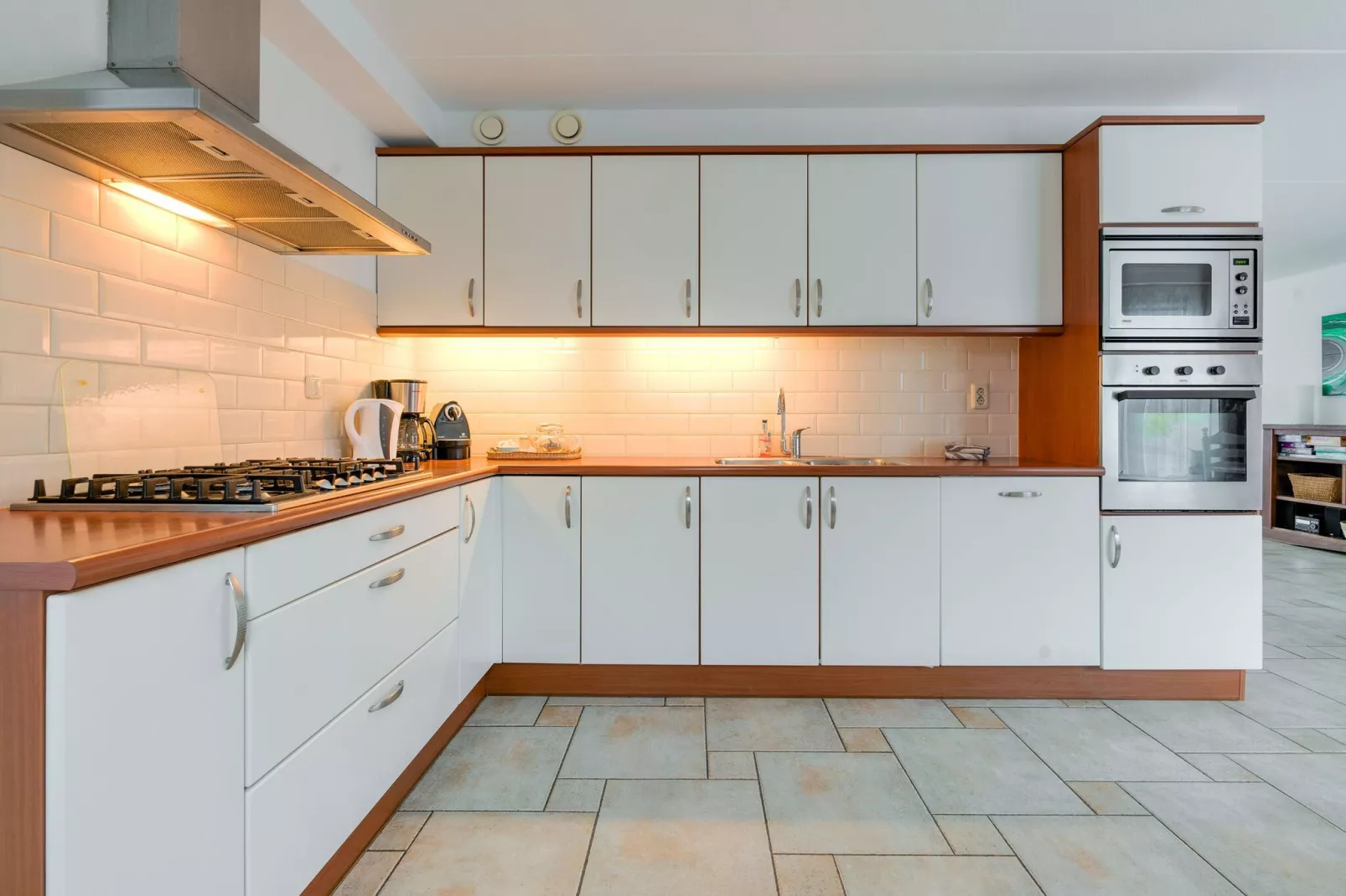 Zonnig Hosterwold-Kitchen
