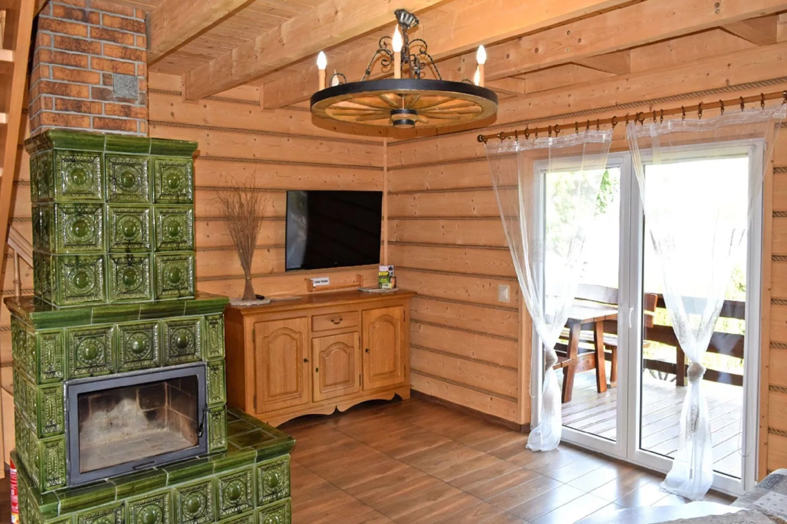A house on the shore of the lake-Living room