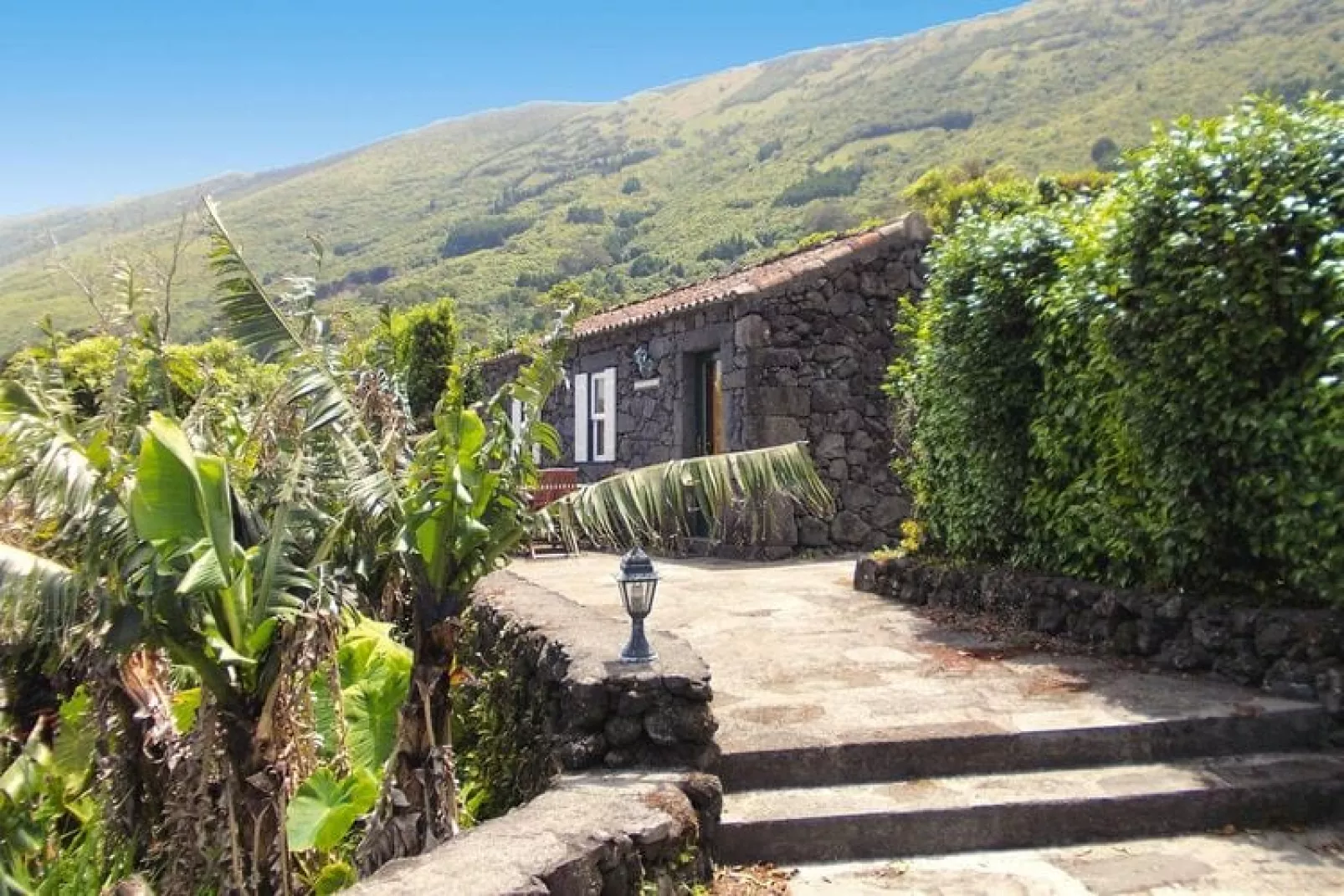 Ferienhäuser Adegas do Pico in Prainha // Adega T2 / 70-90m2 / vineyard or countryside-Exterior summer