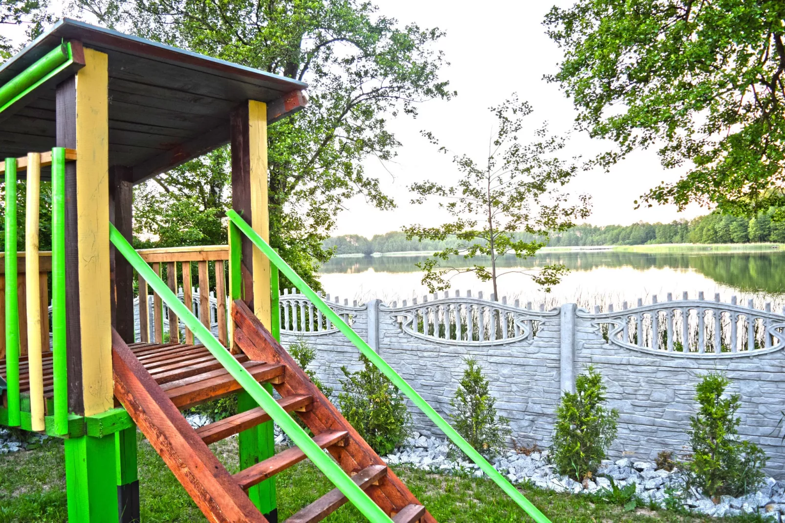 A house on the shore of the lake-Gardens summer