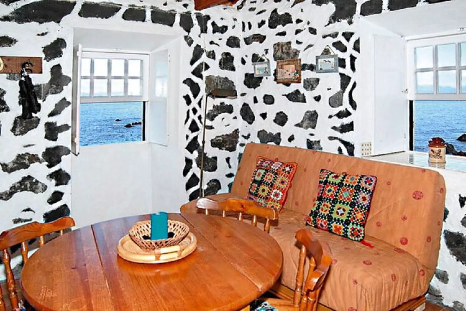 Ferienhäuser Adegas do Pico in Prainha // Adega T2 70-90m2 / sea-Living room