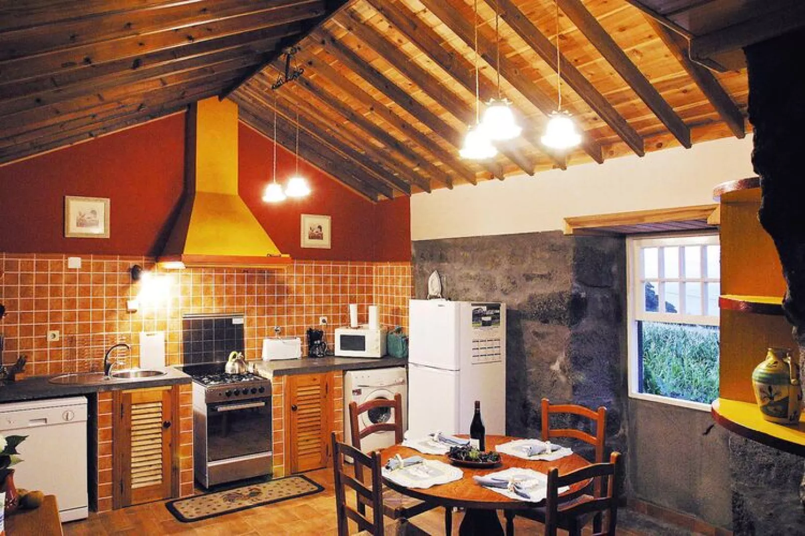 Ferienhäuser Adegas do Pico in Prainha // Adega T2 70-90m2 / sea-Kitchen