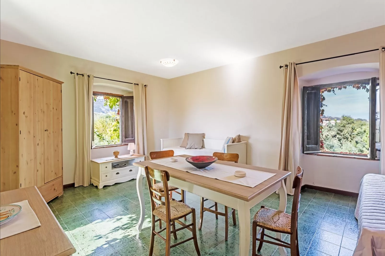 Mezzanine-Dining room