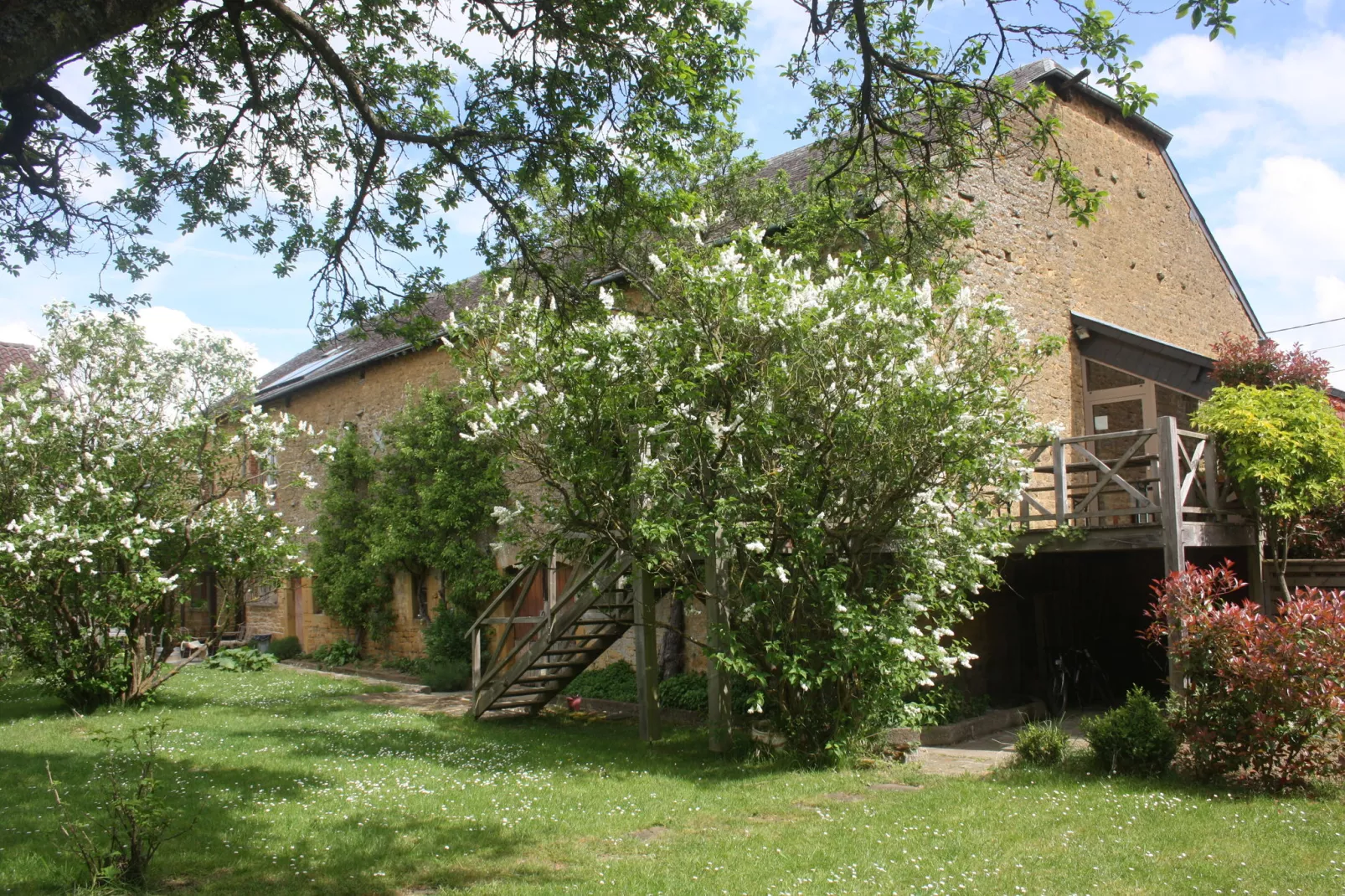 Le Pigeonnier-Exterior summer