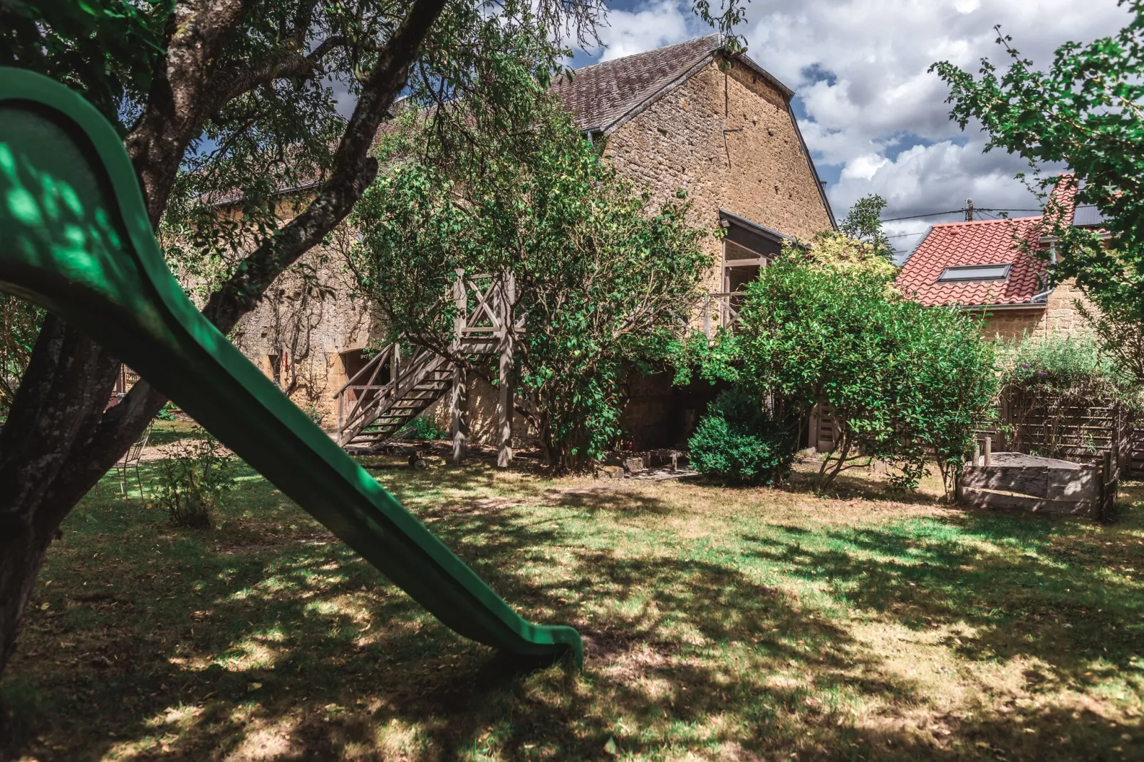 Le Pigeonnier-Gardens summer