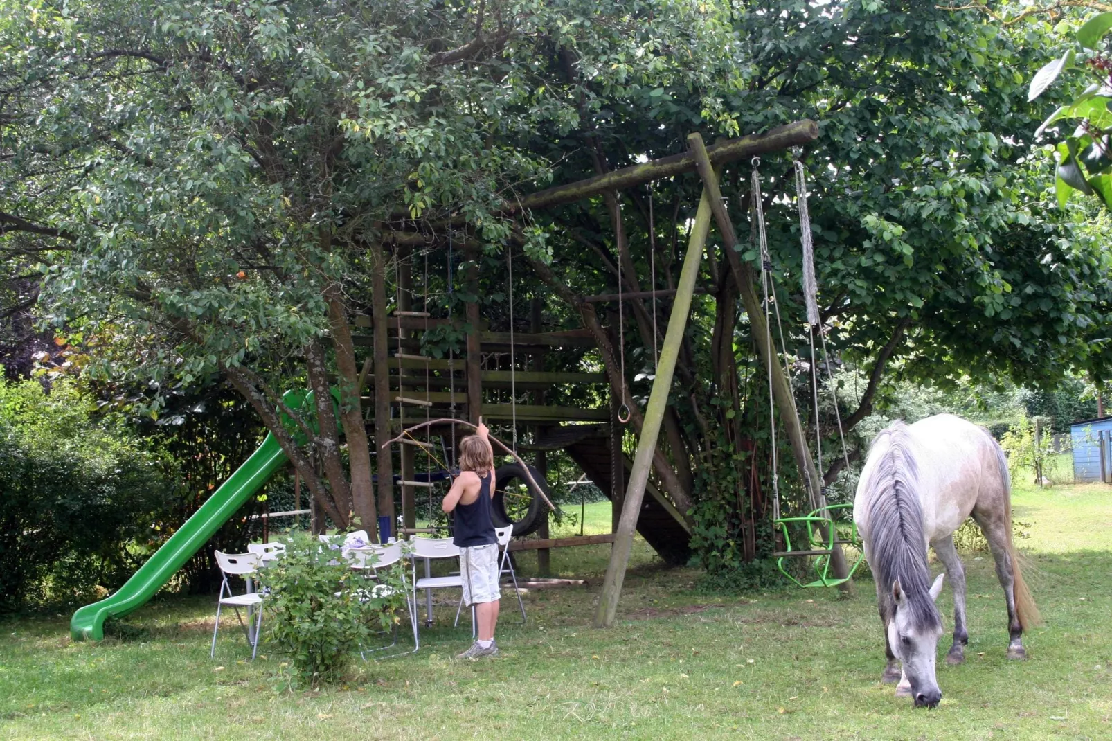 Le Pigeonnier-Gardens summer