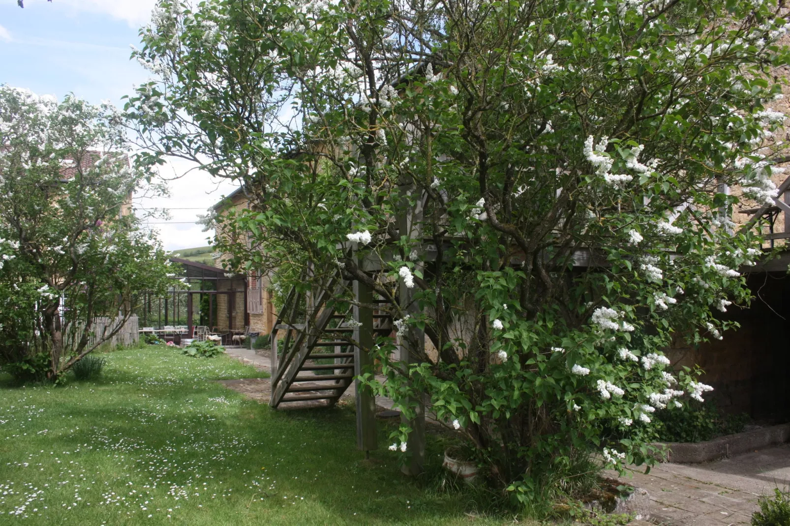 Le Pigeonnier-Gardens summer