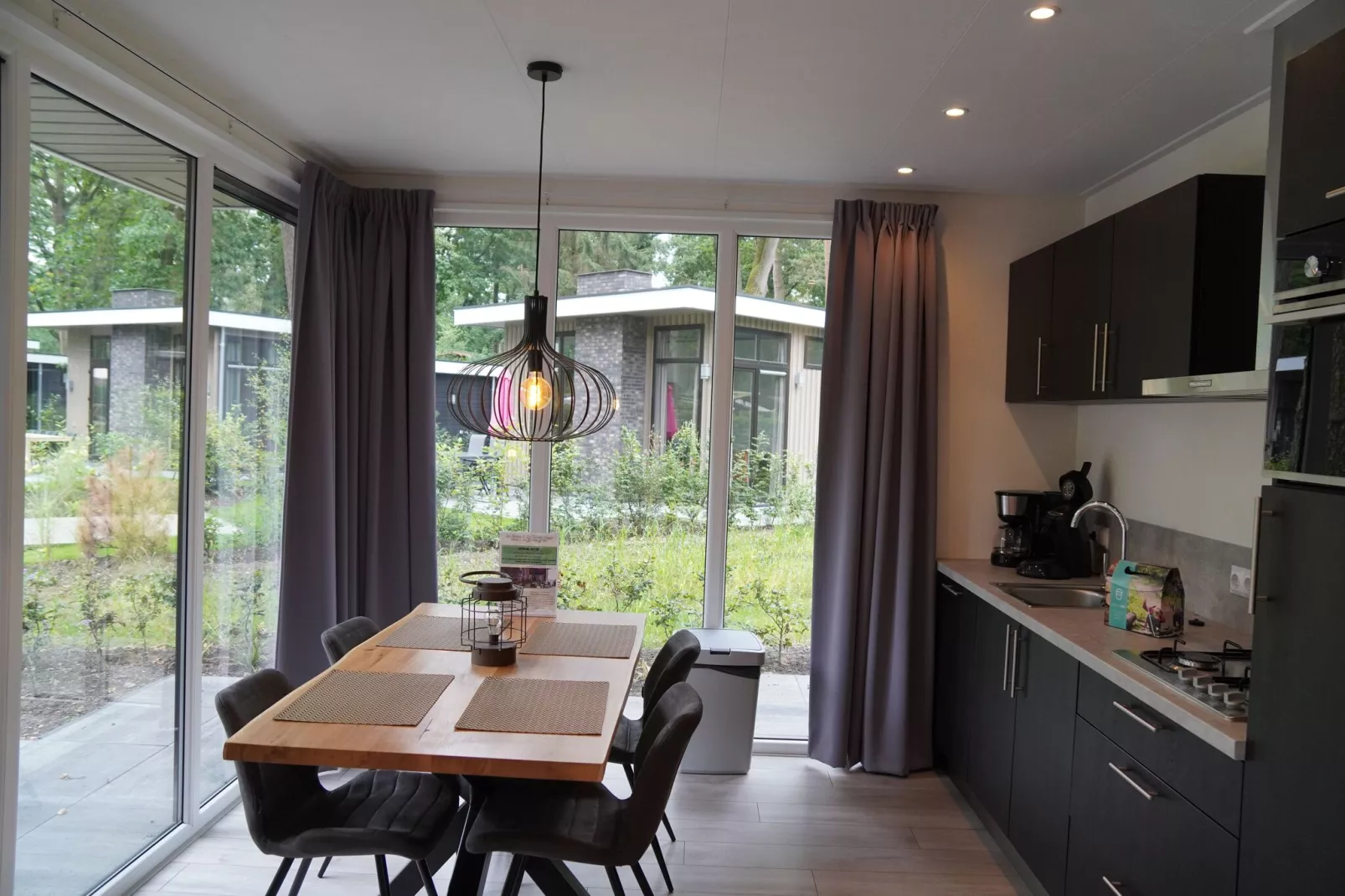 Vakantiepark De Rimboe & De Woeste Hoogte 24-Dining room