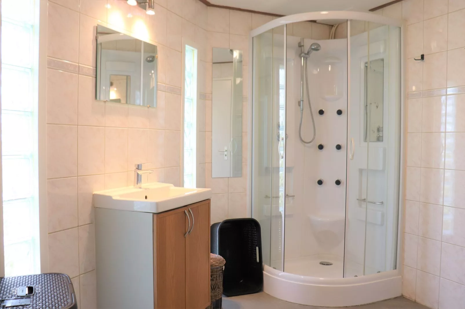 Knus chalet in Friesland met hottub-Badezimmer