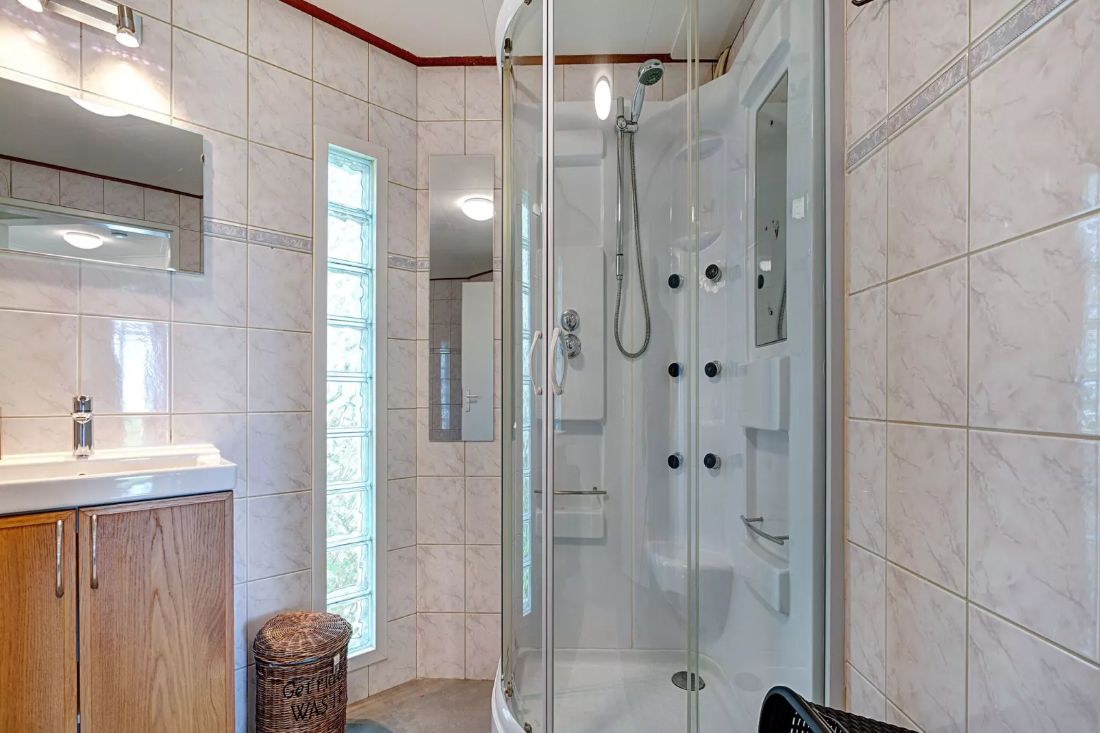 Knus chalet in Friesland met hottub-Badezimmer