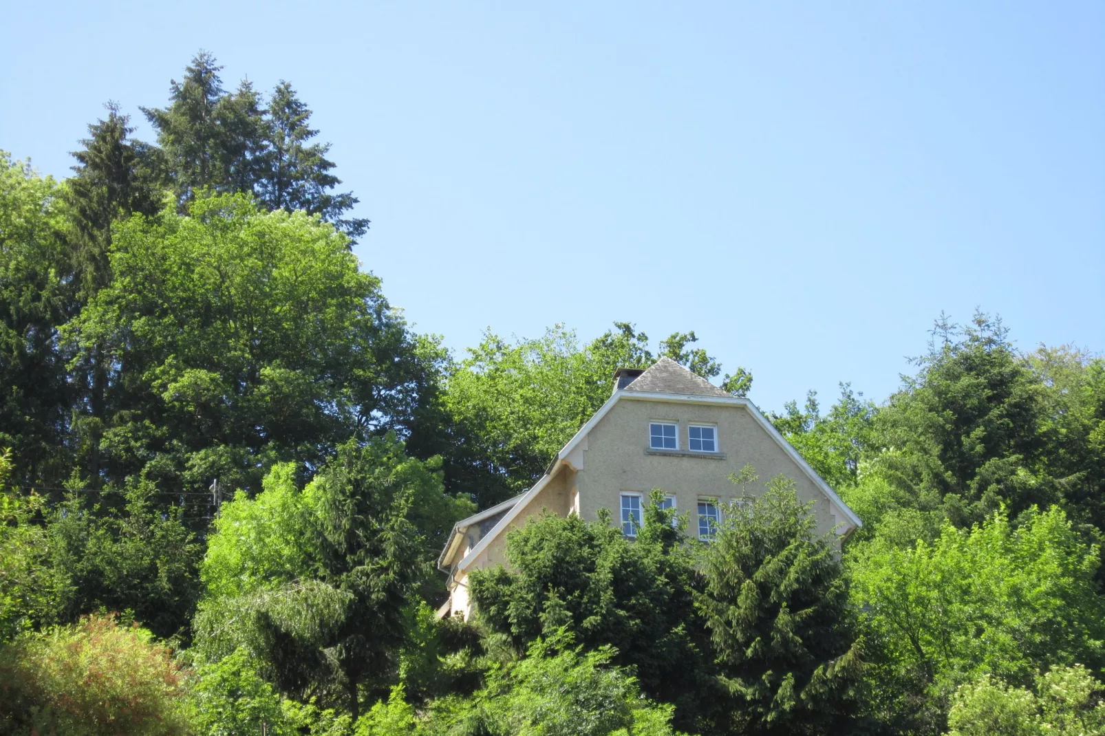Au pied du château de Bouillon-Außenbereich Sommer