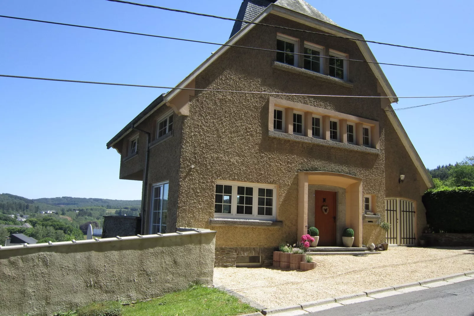 Au pied du château de Bouillon-Außenbereich Sommer