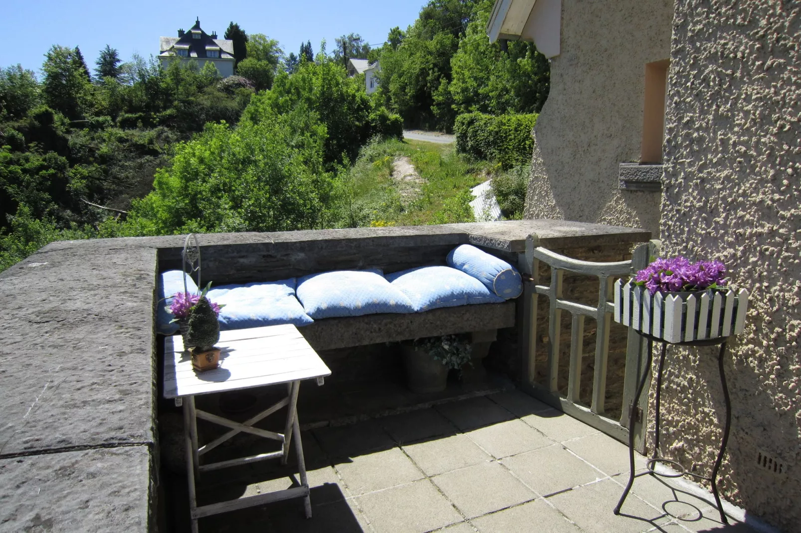 Au pied du château de Bouillon-Terrassenbalkon