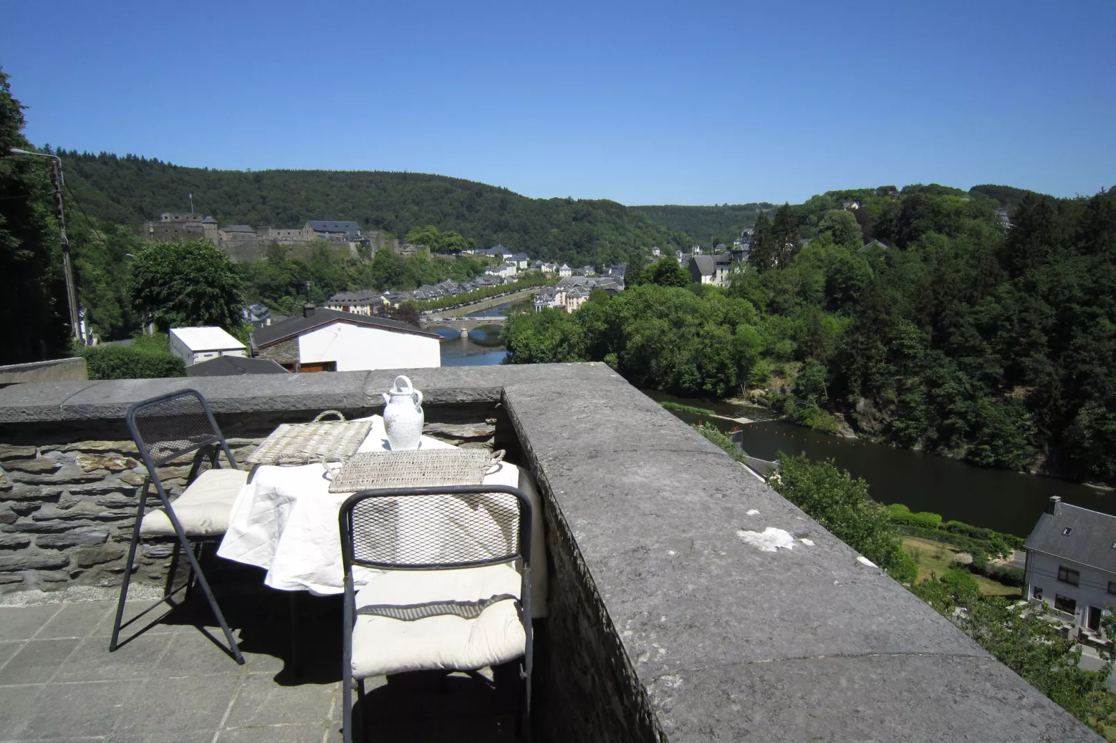Au pied du château de Bouillon-Terrassenbalkon